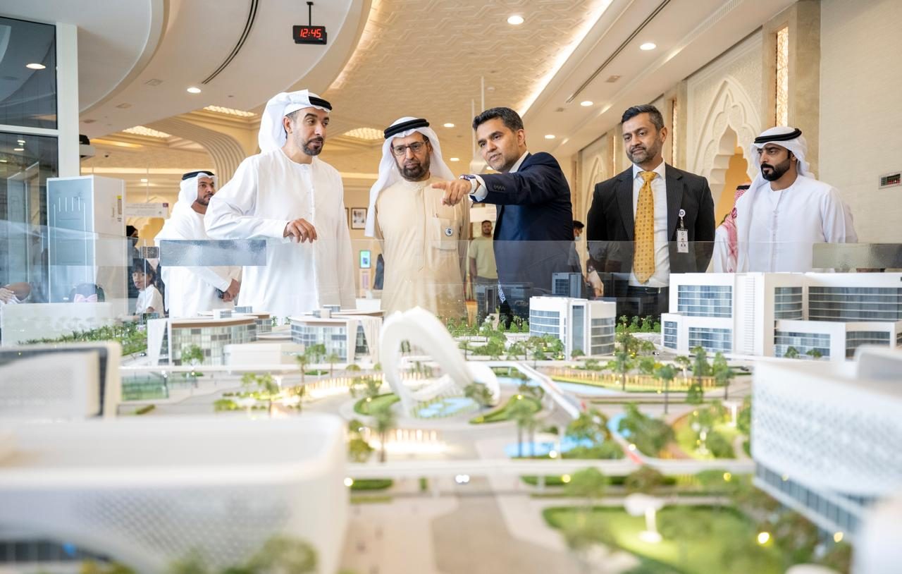 الوفد خلال الاطلاع على مجسّم مدينة برجيل الطبية